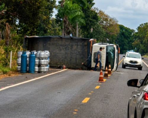 Caminhão carregado com botijões de gás capota na MT-060 e carga fica espalhada na pista